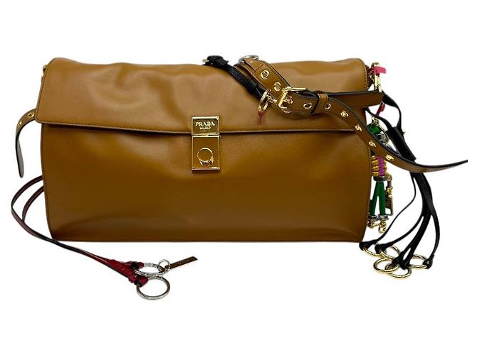 Sound Prada Borsa a spalla grande in caramello con decorazione a charm morbido Marrone - vista 2