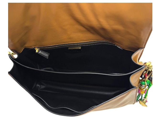 Sound Prada Borsa a spalla grande in caramello con decorazione a charm morbido Marrone - vista 7