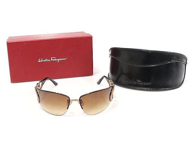 Salvatore Ferragamo Gafas de sol para mujer con cadena de cristal y montura dorada Dorado - vista 2