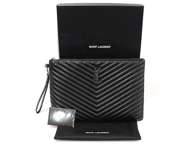 Saint Laurent Dokumentenhalter mit Riemen in schwarzem Matelassé Monogram - Ansicht 2