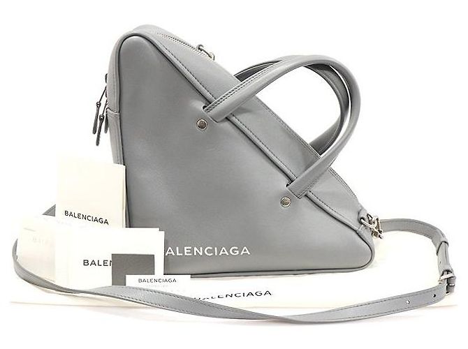 Balenciaga Duffle Triangular Pequeno em Couro de Bezerro Cinza Marrom - vista 2