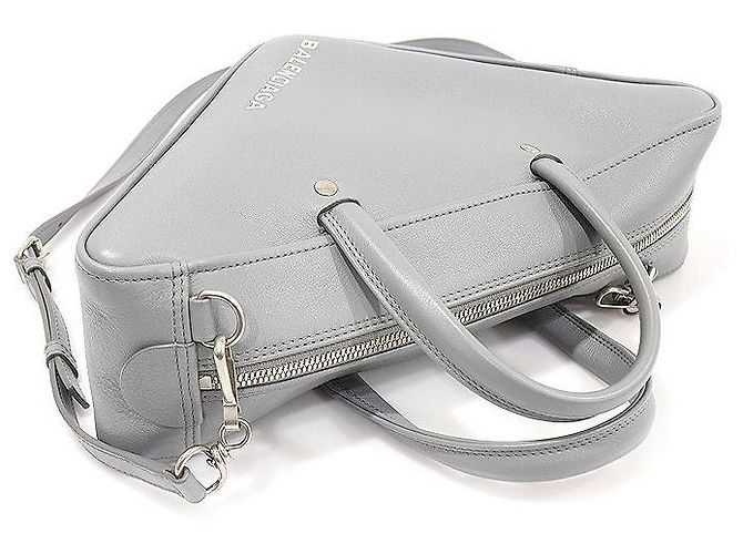 Balenciaga Duffle Triangular Pequeno em Couro de Bezerro Cinza Marrom - vista 4