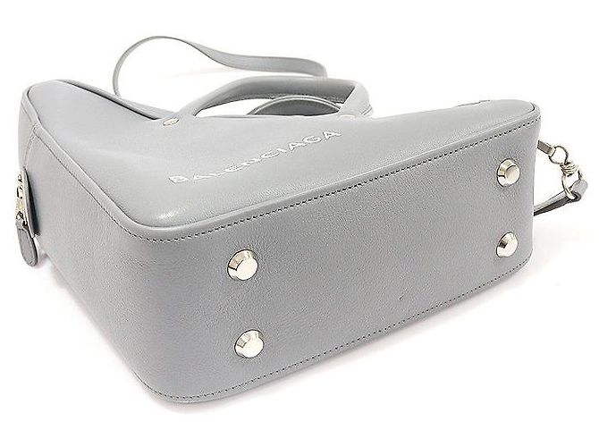 Balenciaga Duffle Triangular Pequeno em Couro de Bezerro Cinza Marrom - vista 5