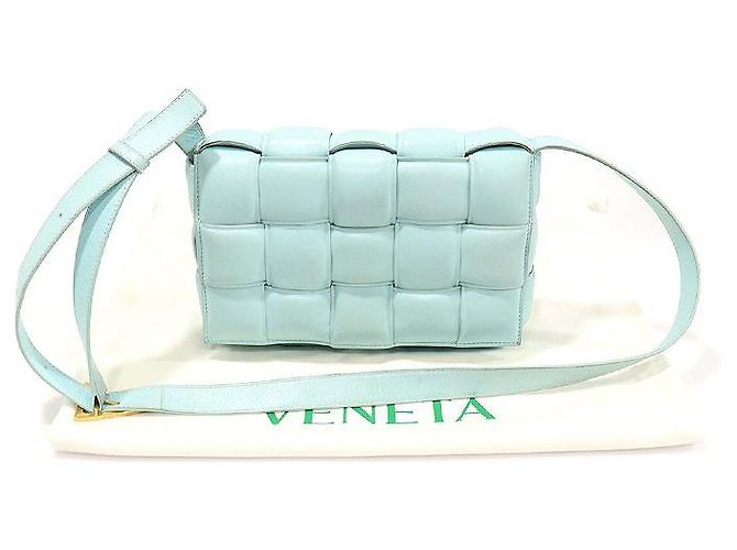 Bottega Veneta Bolsa transversal acolchoada em couro de cordeiro Intrecciato azul claro - vista 2