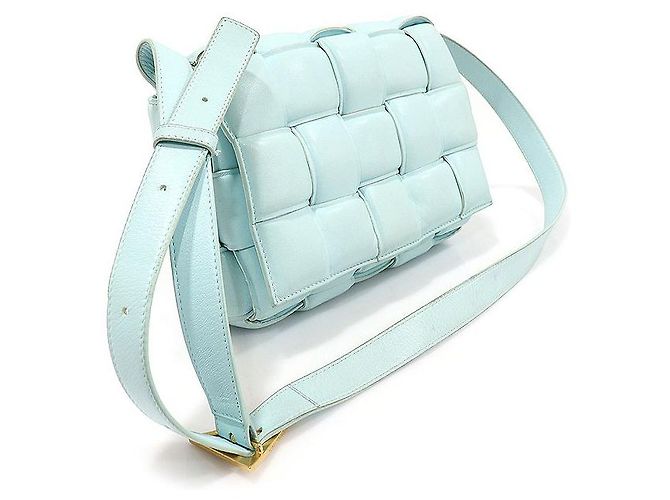 Bottega Veneta Bolsa transversal acolchoada em couro de cordeiro Intrecciato azul claro - vista 3