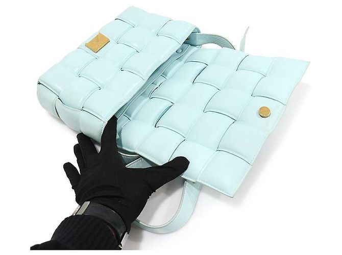 Bottega Veneta Bolsa transversal acolchoada em couro de cordeiro Intrecciato azul claro - vista 4