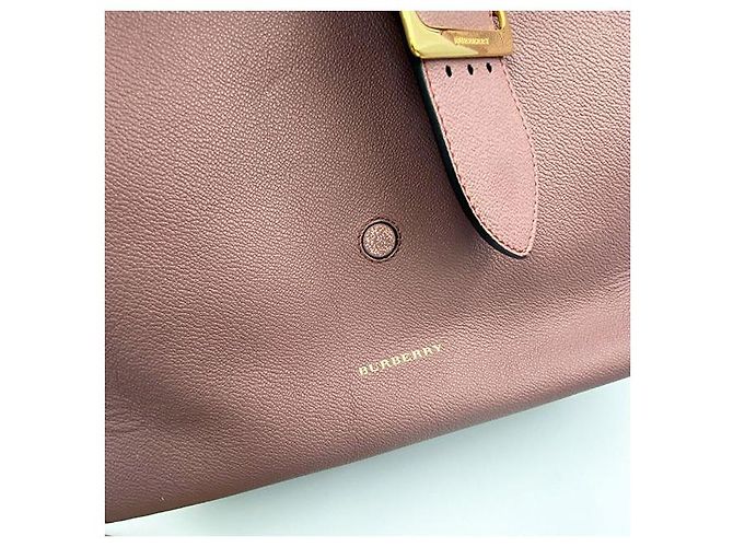 Burberry Bolsa de duas vias em couro texturizado com fivela Rosa - vista 7