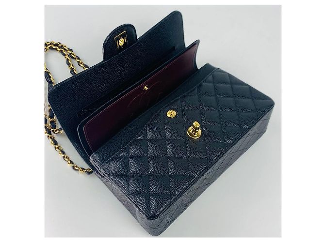 Chanel Borsa Flap Piccola Classica in Caviar Nero con Finiture Dorate - vista 4