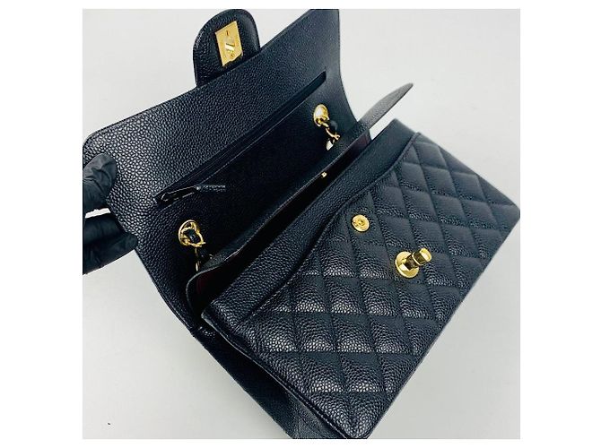 Chanel Borsa Flap Piccola Classica in Caviar Nero con Finiture Dorate - vista 5
