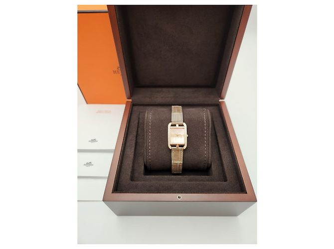 Hermès Cape Cod Small Diamond Bezel Gold Case Years Golden - view 5
