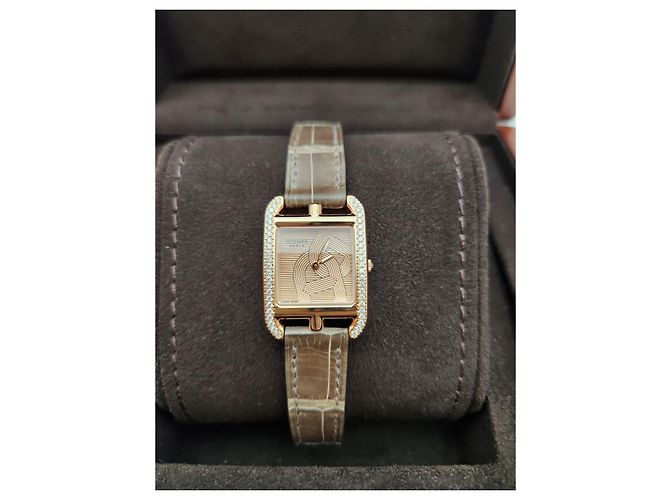 Hermès Cape Cod Small Diamond Bezel Gold Case Years Golden - view 6
