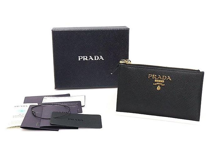 Prada Reißverschluss-Kartenhalter aus schwarzem Saffiano mit mehrfarbiger Goldschrift - Ansicht 2