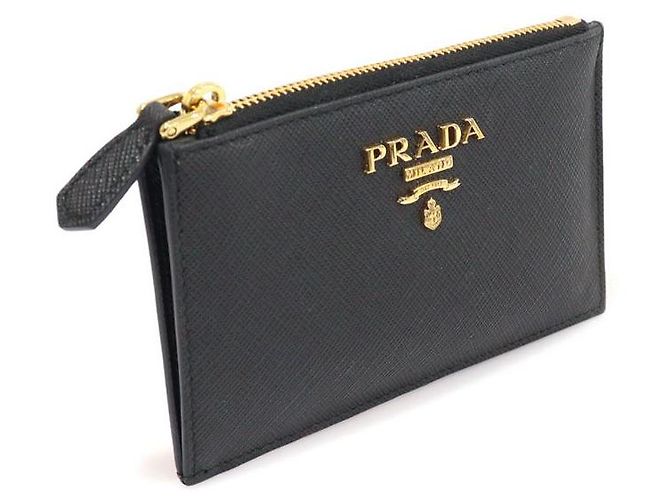 Prada Reißverschluss-Kartenhalter aus schwarzem Saffiano mit mehrfarbiger Goldschrift - Ansicht 3