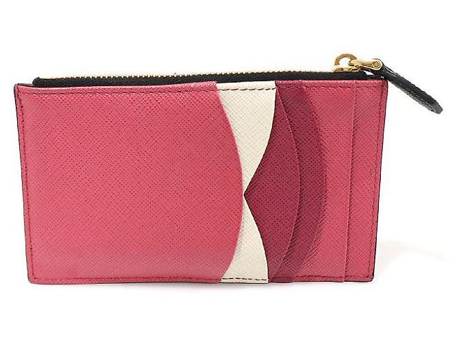 Prada Reißverschluss-Kartenhalter aus schwarzem Saffiano mit mehrfarbiger Goldschrift - Ansicht 4