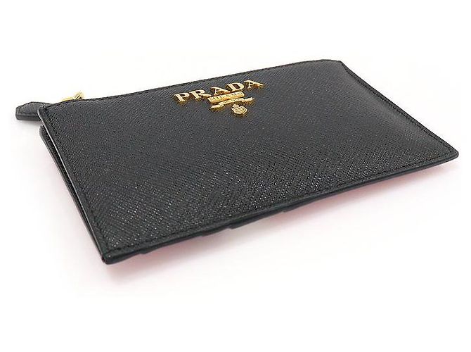 Prada Reißverschluss-Kartenhalter aus schwarzem Saffiano mit mehrfarbiger Goldschrift - Ansicht 5