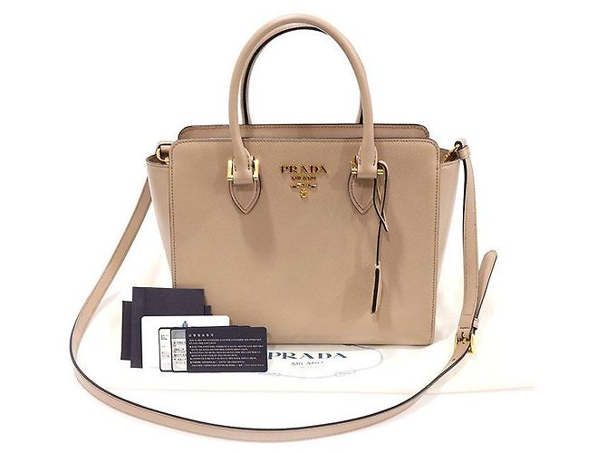 Prada Logo in lettere dorate in pelle di vitello morbida Saffiano beige Marrone - vista 2