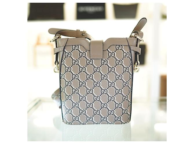 Gucci Borsa a spalla mini secchiello GG Shadow Marrone - vista 13