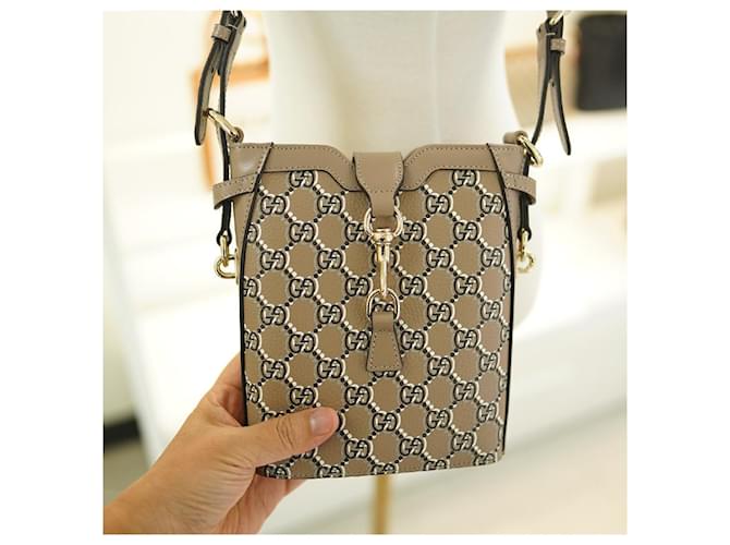 Gucci Borsa a spalla mini secchiello GG Shadow Marrone - vista 24