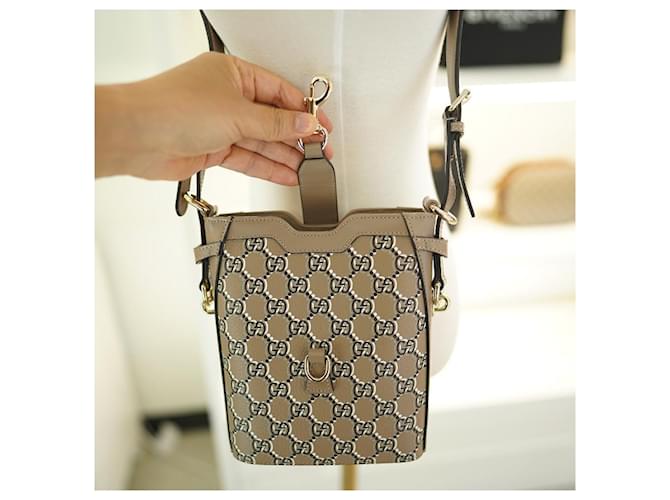Gucci Borsa a spalla mini secchiello GG Shadow Marrone - vista 26