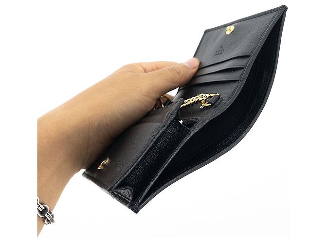 Gucci Schwarze Leder-Kartenetui mit Kette - Ansicht 13