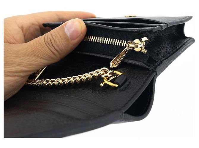 Gucci Schwarze Leder-Kartenetui mit Kette - Ansicht 14
