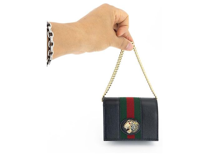 Gucci Schwarze Leder-Kartenetui mit Kette - Ansicht 17