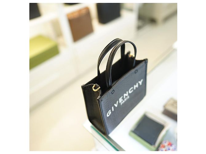 Givenchy Borsa Mini Cross Two-Way in Pelle Nera Nero - vista 13