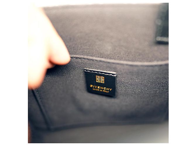 Givenchy Borsa Mini Cross Two-Way in Pelle Nera Nero - vista 17