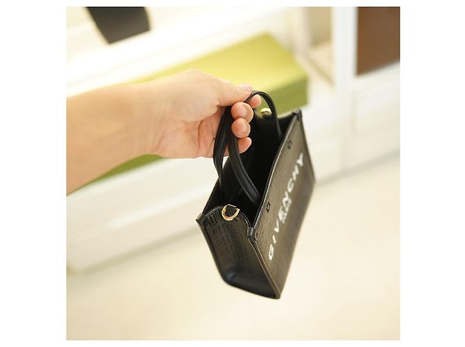 Givenchy Borsa Mini Cross Two-Way in Pelle Nera Nero - vista 25