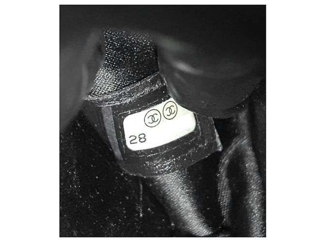 Chanel Borsa a spalla nera CC in rilievo con catena - vista 10