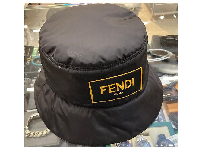 Fendi Schwarzer Nylon Bucket Hat mit gelbem quadratischem Logo - Ansicht 2
