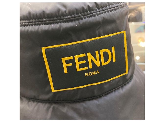 Fendi Schwarzer Nylon Bucket Hat mit gelbem quadratischem Logo - Ansicht 3