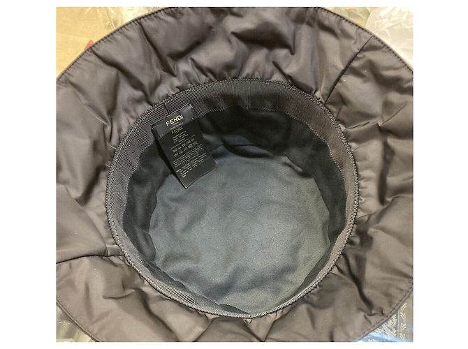 Fendi Schwarzer Nylon Bucket Hat mit gelbem quadratischem Logo - Ansicht 4