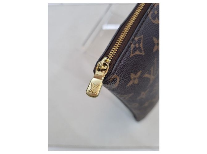 Louis Vuitton Borsa Clutch Etui Voyage MM in Tela Monogram Marrone - vista 13