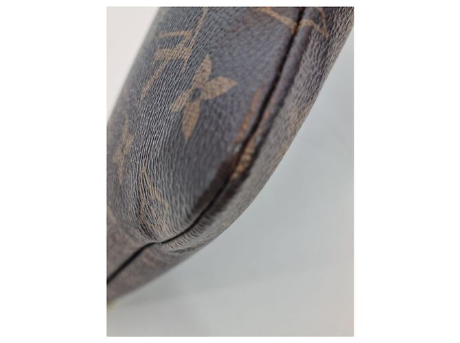 Louis Vuitton Borsa Clutch Etui Voyage MM in Tela Monogram Marrone - vista 15