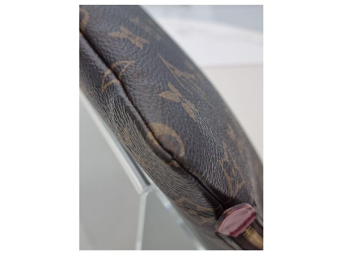 Louis Vuitton Borsa Clutch Etui Voyage MM in Tela Monogram Marrone - vista 16