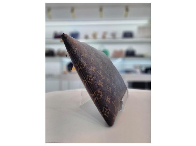 Louis Vuitton Borsa Clutch Etui Voyage MM in Tela Monogram Marrone - vista 3