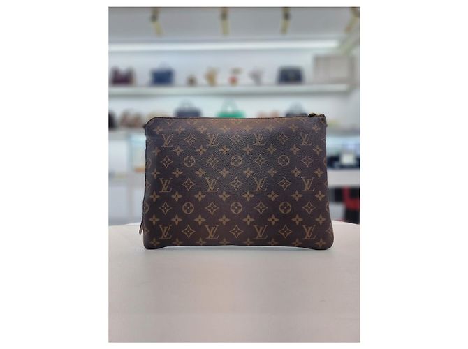 Louis Vuitton Borsa Clutch Etui Voyage MM in Tela Monogram Marrone - vista 4