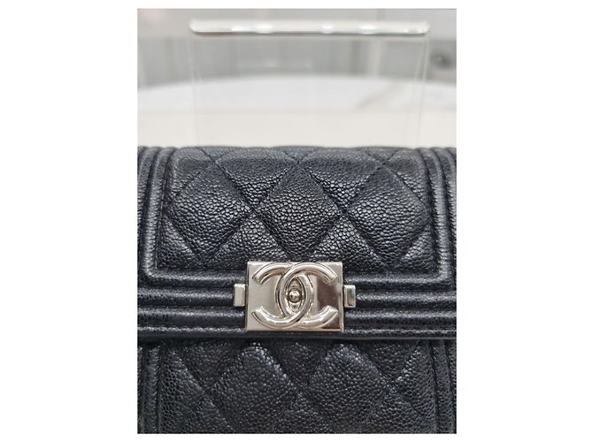 Chanel Serie de Carteras con Solapa Boy Caviar Negro - vista 17
