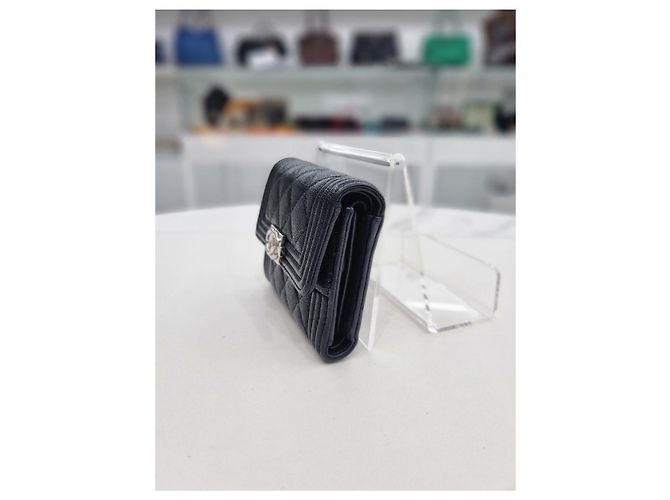 Chanel Serie de Carteras con Solapa Boy Caviar Negro - vista 3