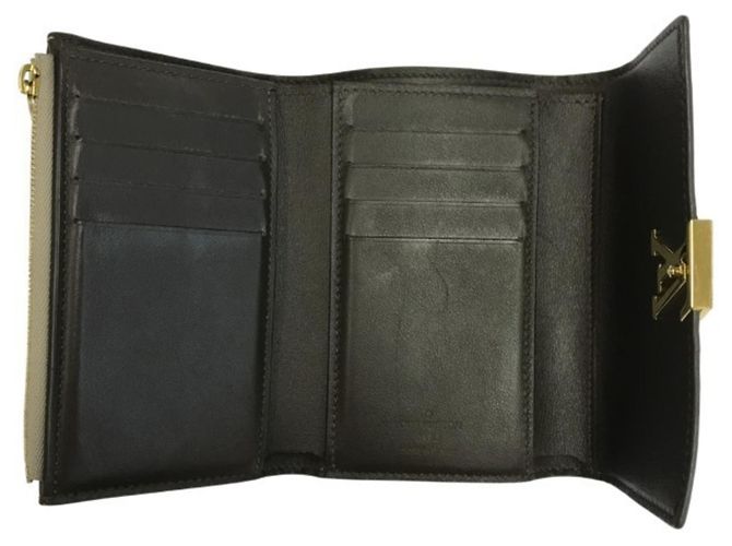 Billetera Compacta Tri-fold Capucines de Louis Vuitton Beige - vista 5