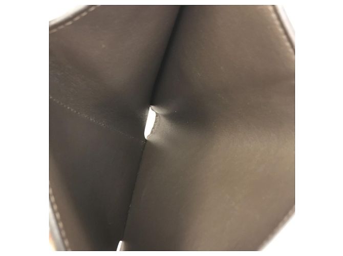 Billetera Compacta Tri-fold Capucines de Louis Vuitton Beige - vista 9