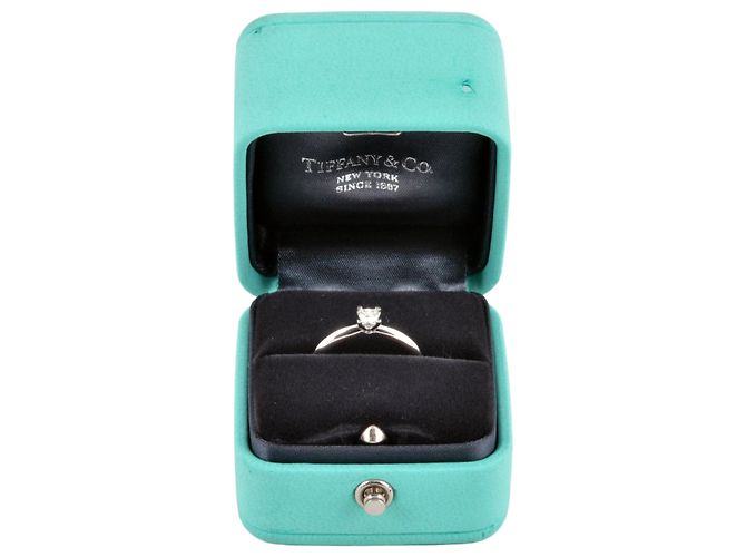 Tiffany & Co. Platin Solitaire Ring mit Princess Cut Diamant - Ansicht 6