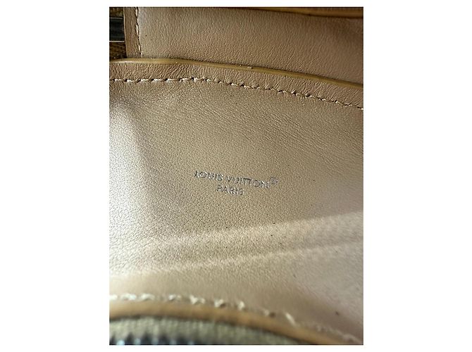 Charm Croissant Monogram Louis Vuitton Marrone - vista 3