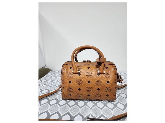 Borsa Boston in pelle Visetos Signature MCM Cognac - vista 2