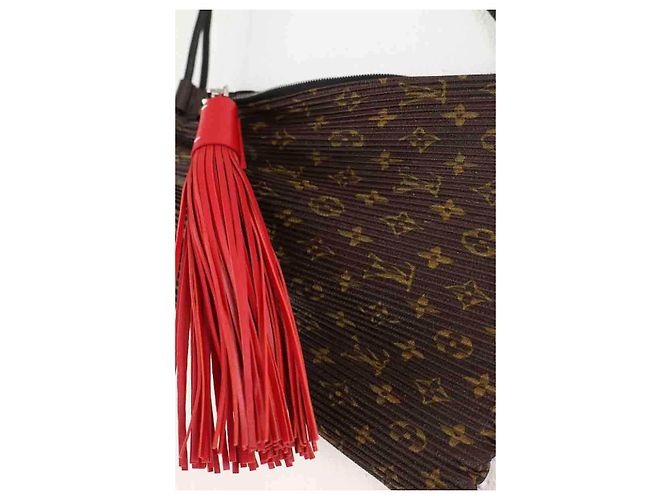 Louis Vuitton Borsa a mano Explorer plissettata in pelle marrone - vista 2