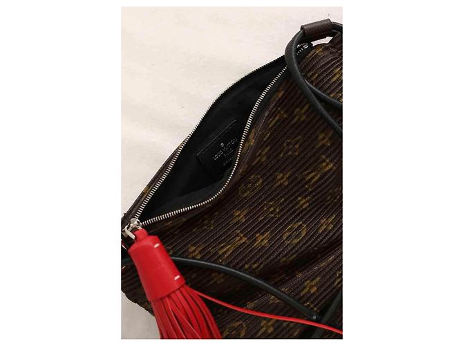 Louis Vuitton Borsa a mano Explorer plissettata in pelle marrone - vista 5
