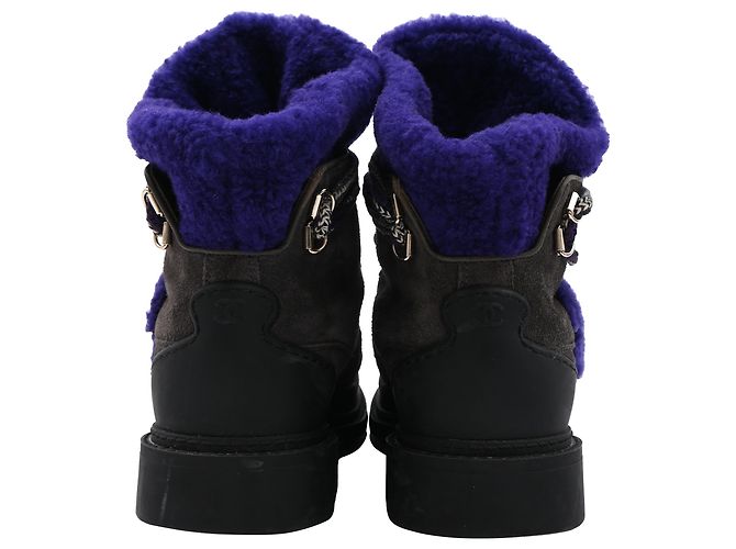Stivali in shearling con lacci Chanel CC in suede grigio - vista 3