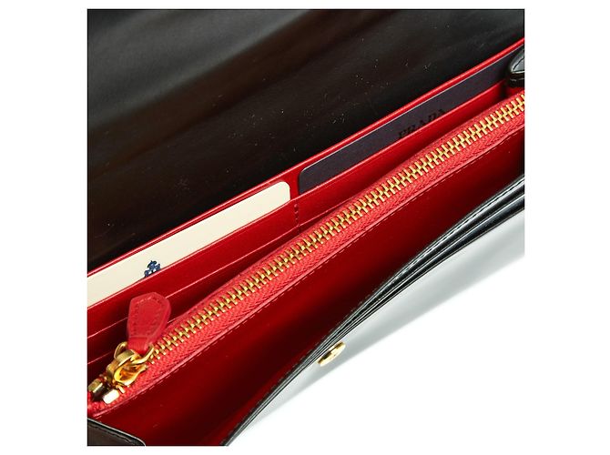 Prada Schwarze Leder Knot Wallet Clutch in der Box - Ansicht 7