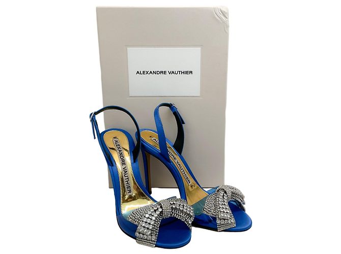 Sandali con tacco in satin blu cobalto con fiocco decorato con cristalli di Alexandre Vauthier - vista 6